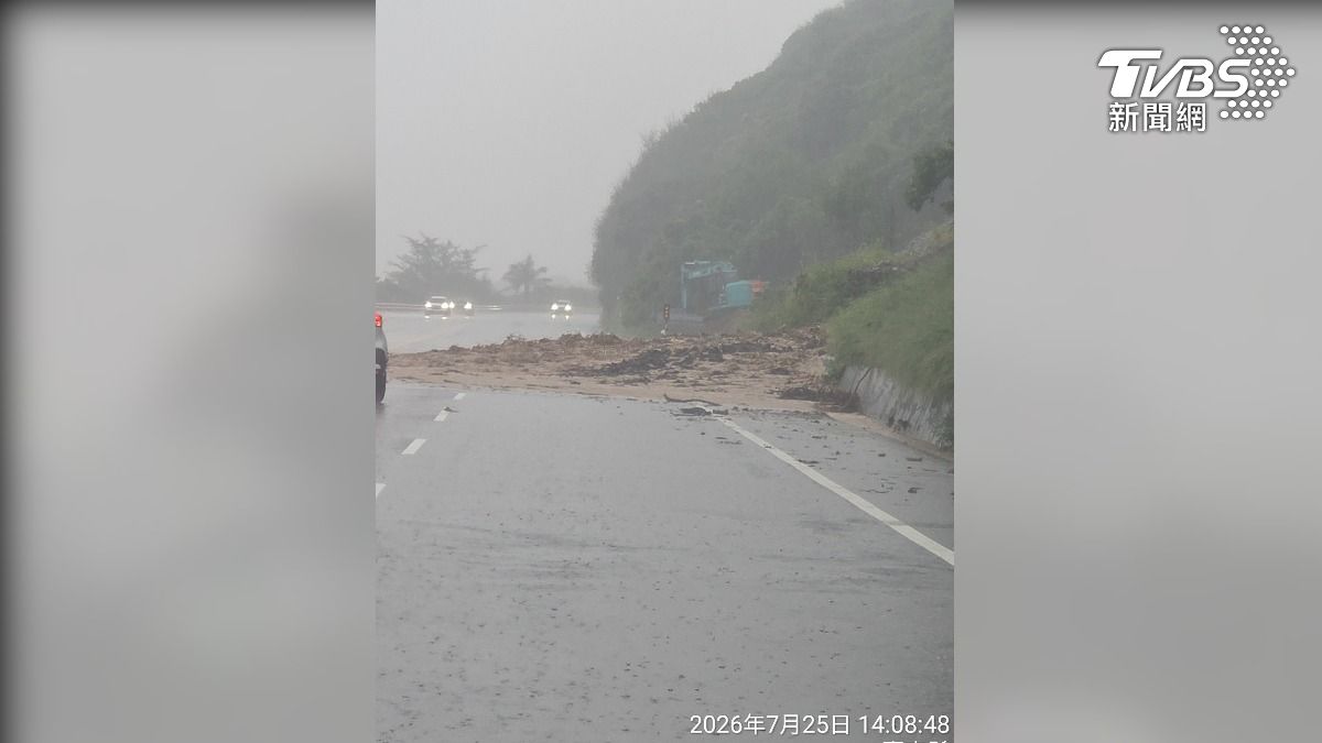紅霞颱風於25日上午8點半解除海警，然而受外圍環流影響，大武鄉出現土石流導致交通受阻（圖／翻攝 threads@s04070219）