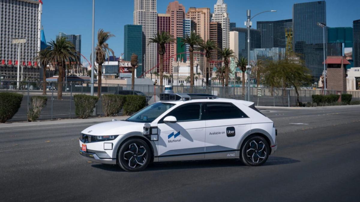 Robotaxi無人計程車與長車齡，將進一步壓縮新車需求。（圖／Uber提供）