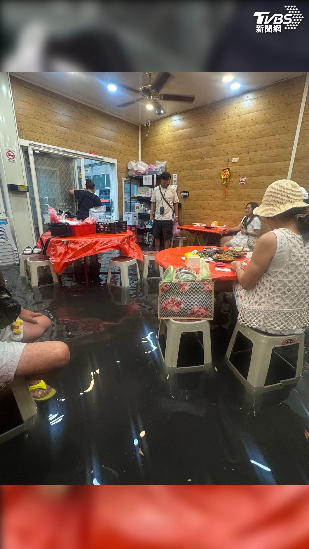 成功漁港附近餐廳也發生淹水情況，顧客用餐時雙腳被迫泡在水中。（圖／翻攝 threads@annhu0910）