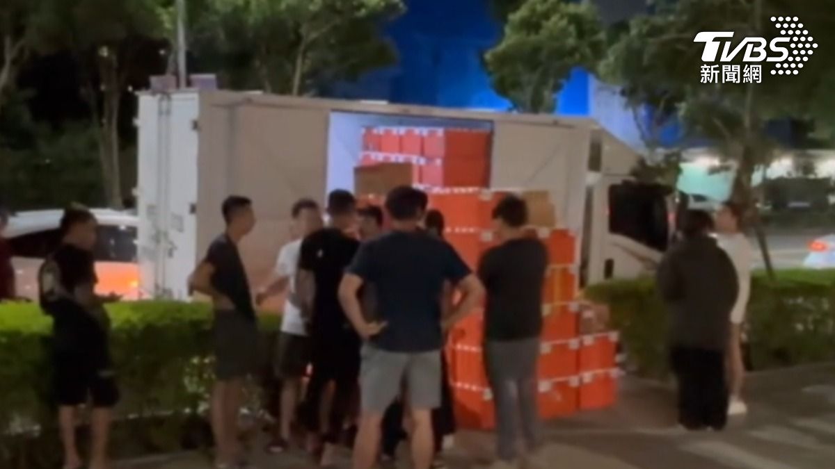 夫妻爆感情糾紛撂人談判，近20人街頭對峙。（圖／TVBS）