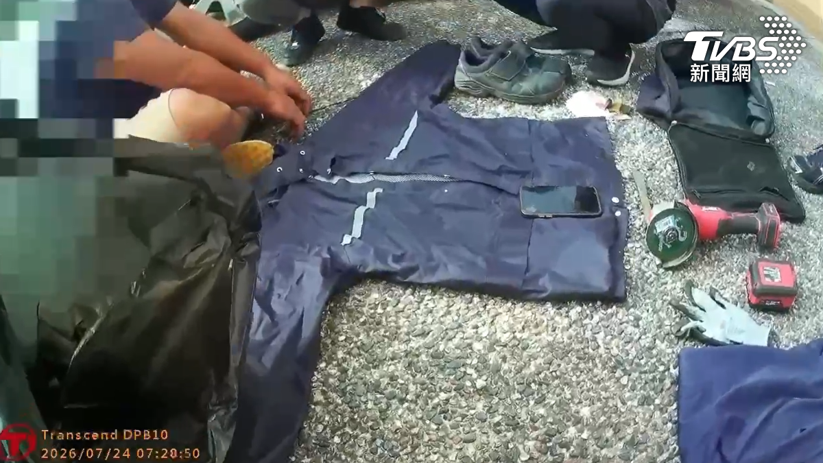 41歲黃姓男子看新聞學犯罪！凌晨4點雨衣怪客現身！砂輪機撬開收銀機　警追到花蓮逮人（圖／TVBS）