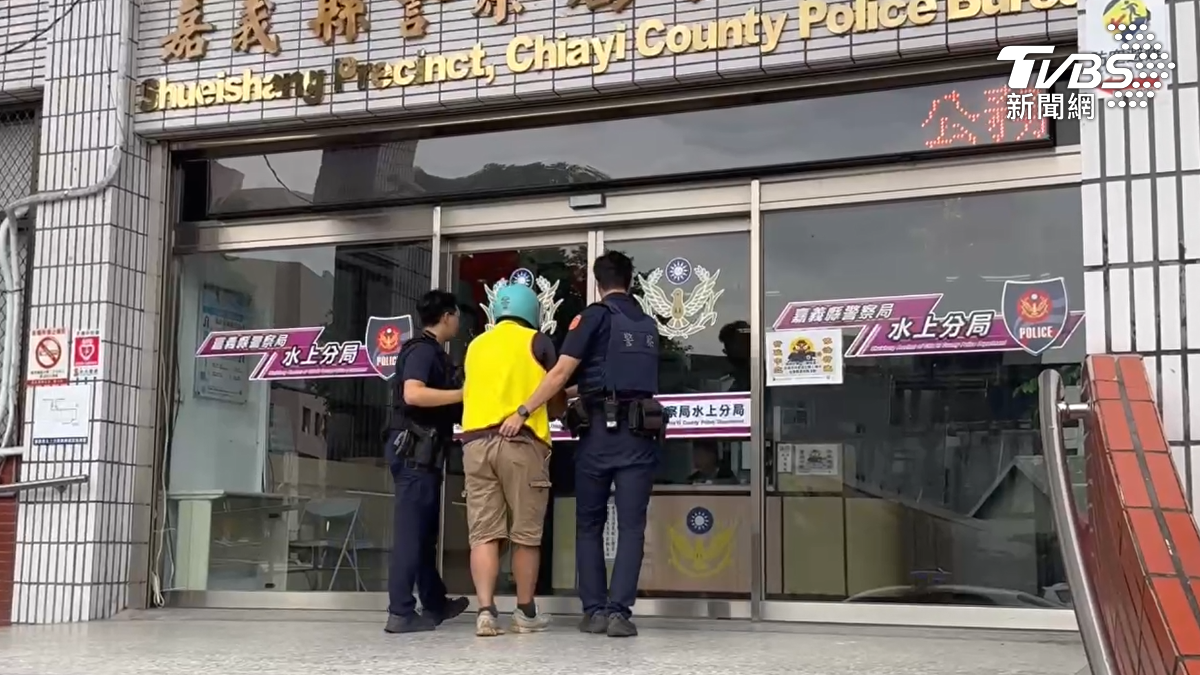 41歲黃姓男子看新聞學犯罪！凌晨4點雨衣怪客現身！砂輪機撬開收銀機　警追到花蓮逮人（圖／TVBS）