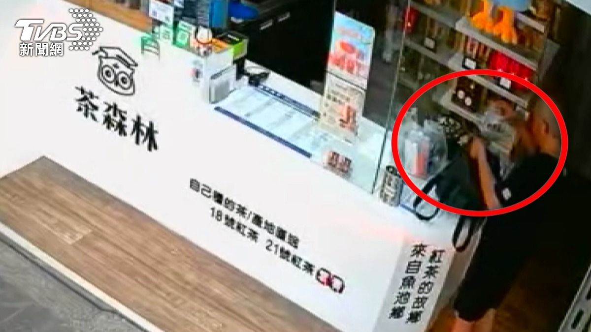 飲料店愛心箱遭竊!51歲男「順手塞包」全被拍 400元愛心款飛了。(圖/TVBS)