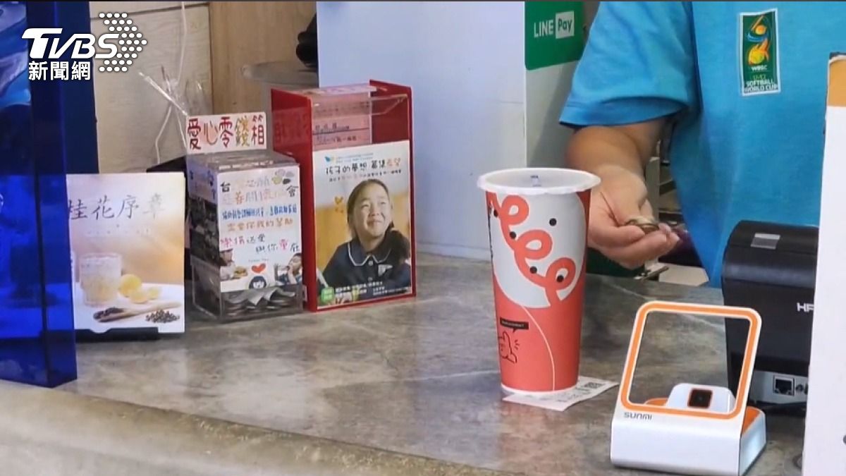51歲男買飲料順手偷愛心箱 全被拍下。(圖/TVBS)