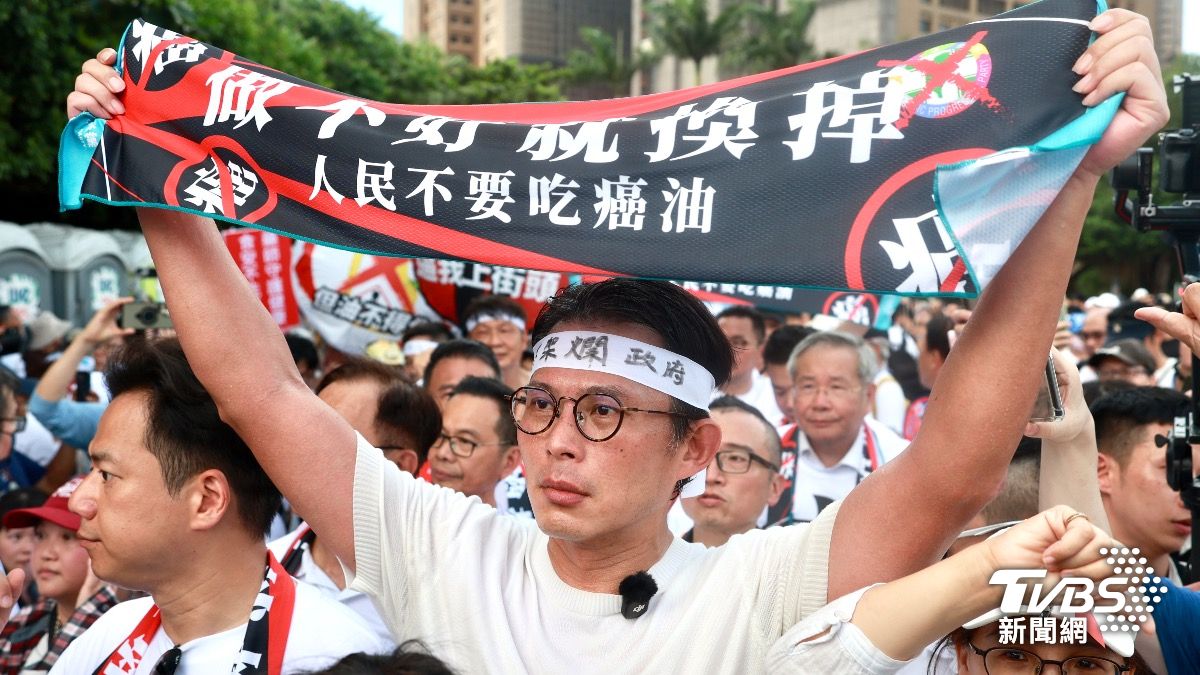 民眾黨主席黃國昌25日率黨公職前往凱道聲援反毒台活動。(圖/華子琛攝)
