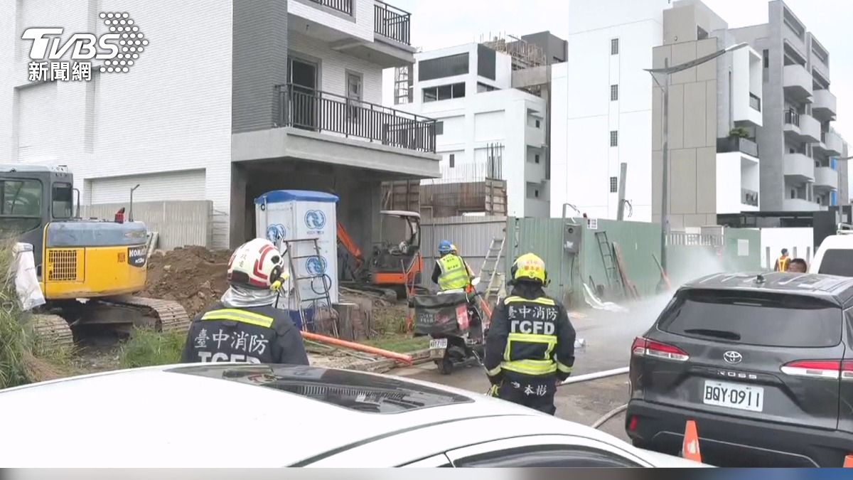 工人挖斷瓦斯管 警消人員到場灑水管制戒備(圖/TVBS)