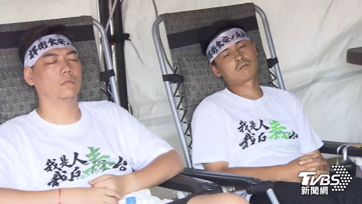 凱道「反毒油」遊行登場前夕，絕食超過150小時的藍營青年虛弱地躺在躺椅上休息。（圖／TVBS）