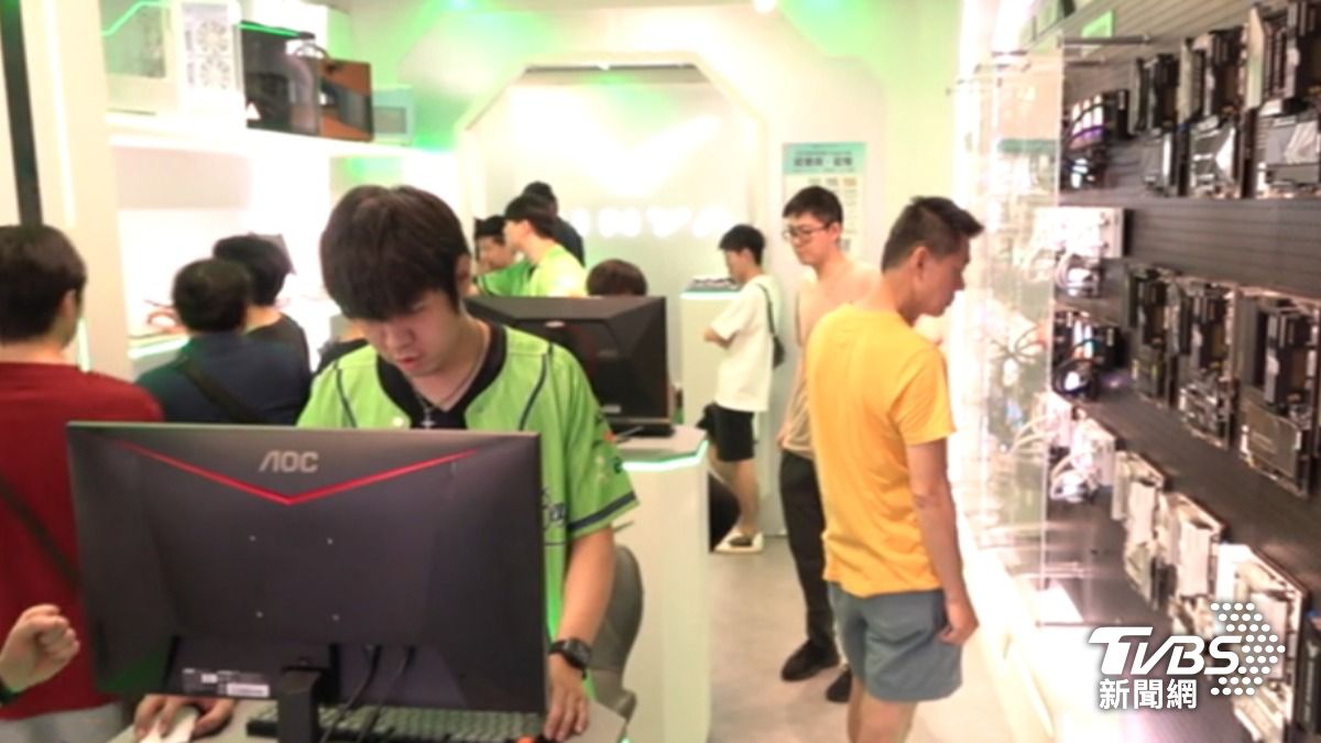 販售電腦零組件的通路店面被擠爆。(圖/TVBS)