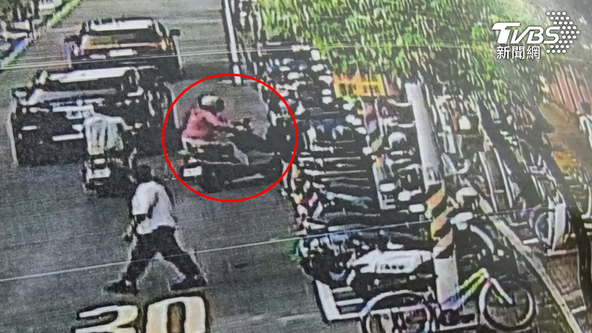 台南一名張小姐日前騎機車載兒子外出用餐，停車擠不進去！她催油門弄倒隔壁機車　扶正離開竟成「肇逃」（圖／TVBS）