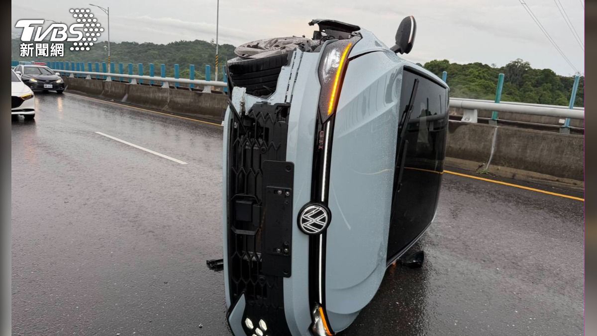疑煞車鎖死!雨天失控撞護欄側翻 駕駛胸腔受傷送醫