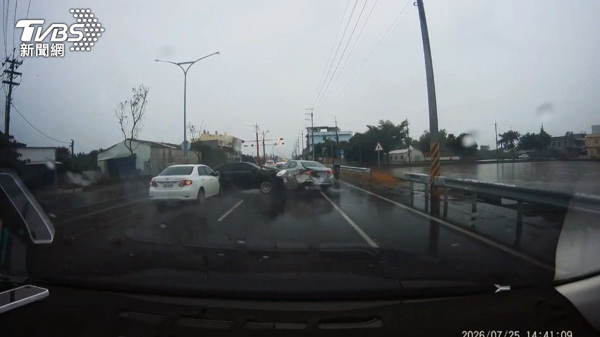 男子毒駕上路,雨中暴衝一共造成5部車連環撞。(圖/TVBS)