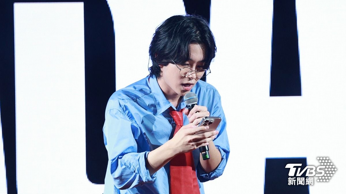 演出間AKASAKI還提醒大家要多喝水。(圖/黃城碩攝)