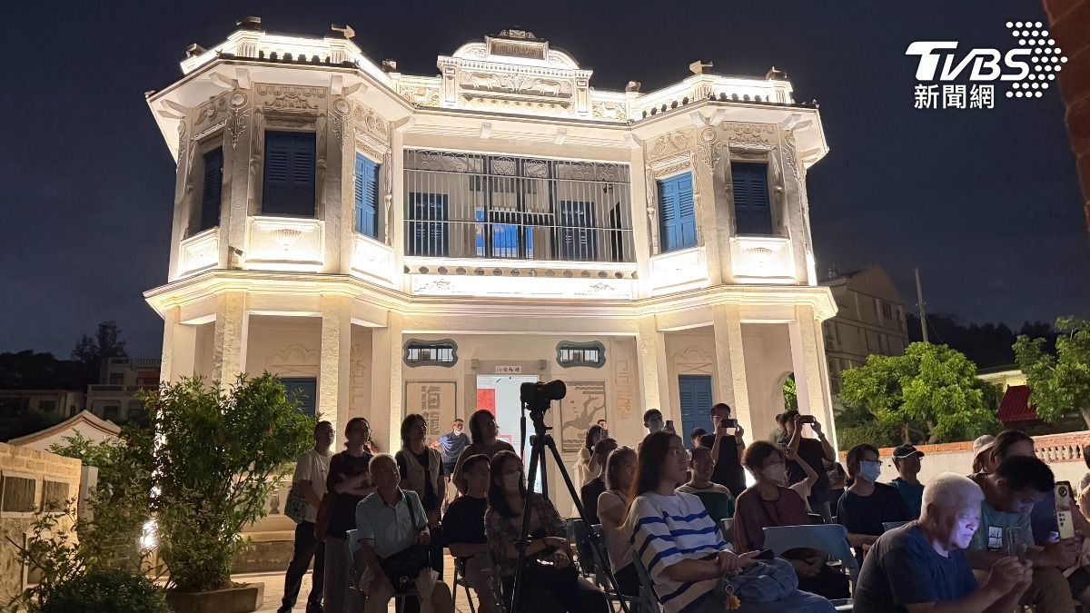 董允耀洋樓在夜色裡化身承載故事的舞台。(圖/程子奕攝)
