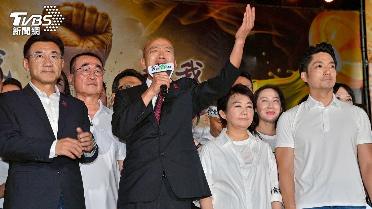 立法院長韓國瑜（中）現身凱道呼籲總統賴清德解決毒油問題。（圖／胡瑞麒攝）