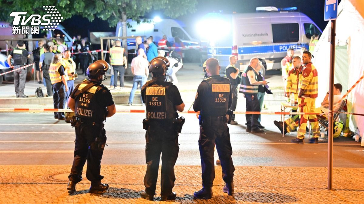 一輛汽車在柏林同志驕傲遊行活動會場附近衝撞多人，引發現場混亂。（圖／達志影像美聯社）