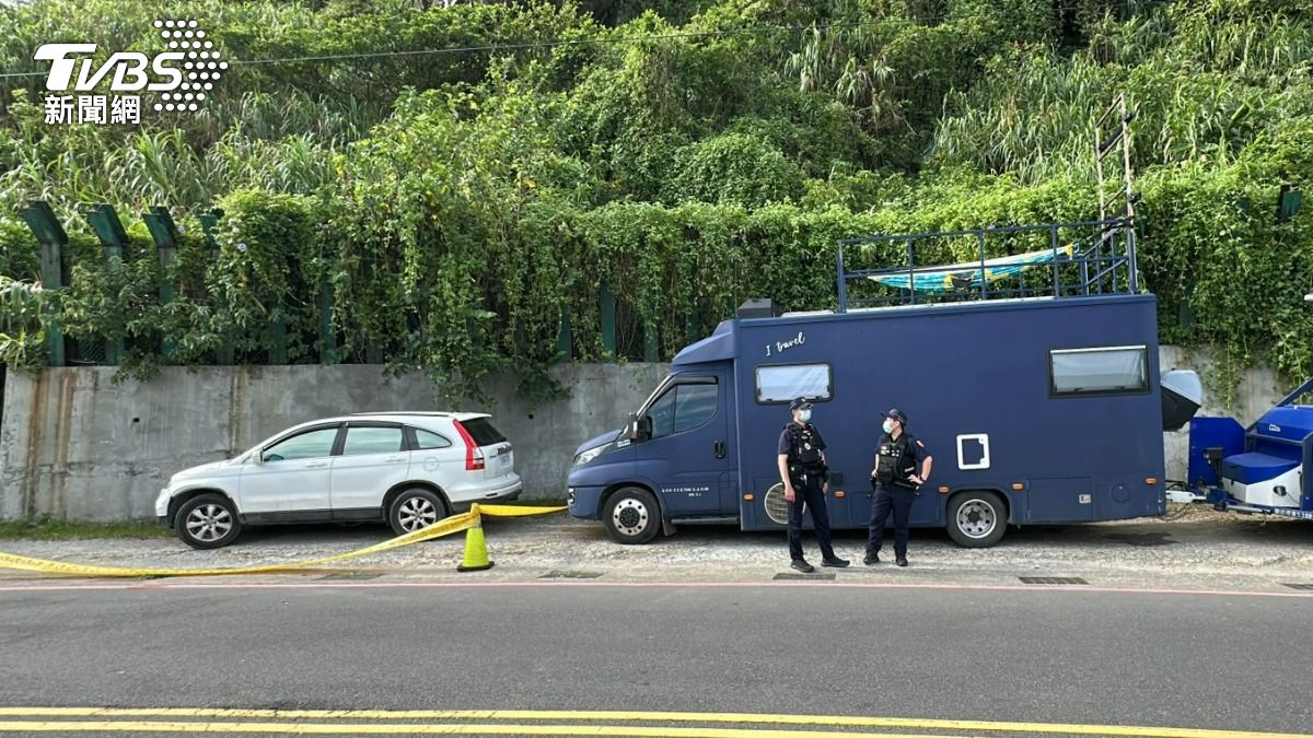快訊/死亡多日!基隆外木山休旅車飄惡臭 警消破窗驚見駕駛陳屍車內