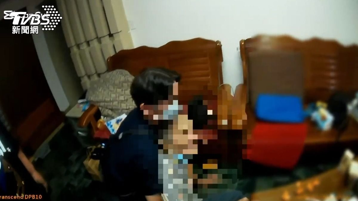 員警當機立斷施予哈姆立克急救法。（圖／TVBS）