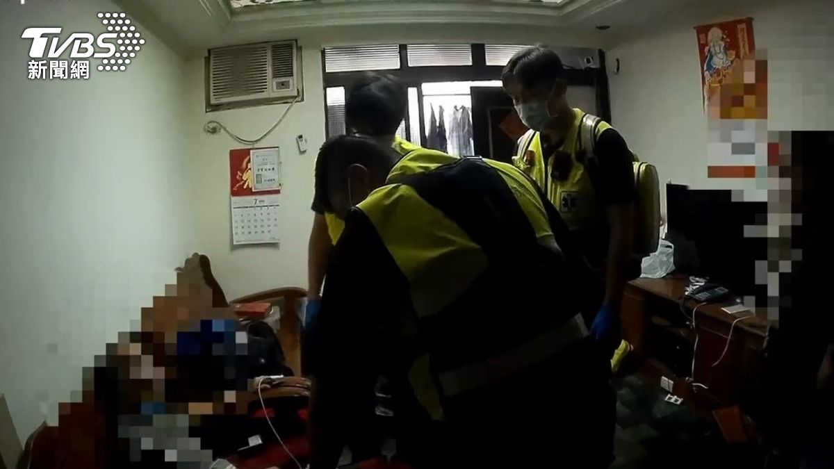 警消到場檢查老翁身體狀況。（圖／TVBS）