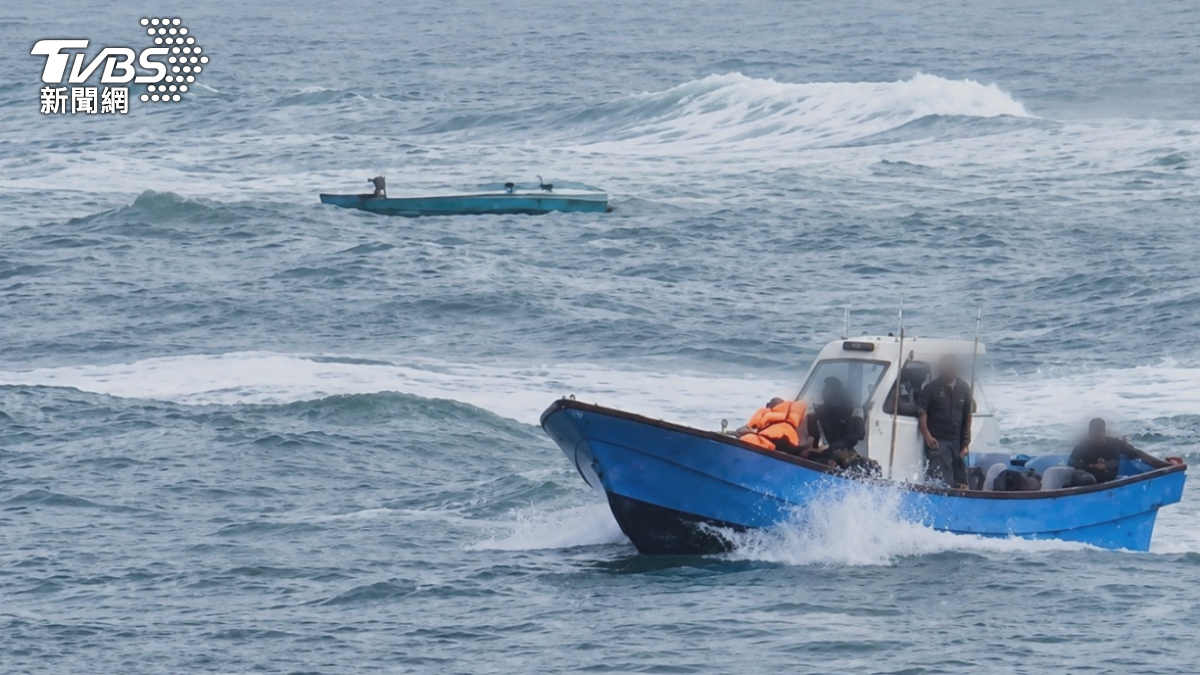 紅霞颱風掀巨浪，高雄漁船翻覆3人落海，海巡不敢靠近急調漁船救援。（圖／TVBS）