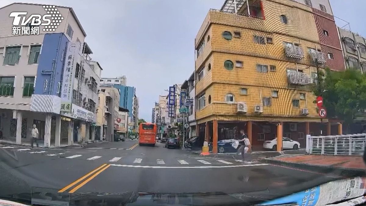 高雄新興區有駕駛行經無號誌路口時，遇到行人在斑馬線上原地踏步，作勢要走卻又遲遲不前進。（圖／翻攝Threads＠z.x_lan）
