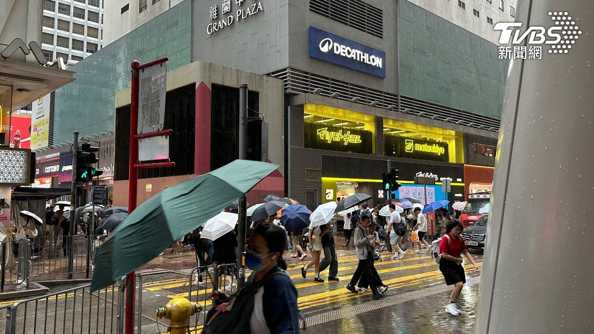 颱風「紅霞」挾帶14級風登陸廣東惠州,香港也出現暴風雨和巨浪。(圖/達志影像美聯社)