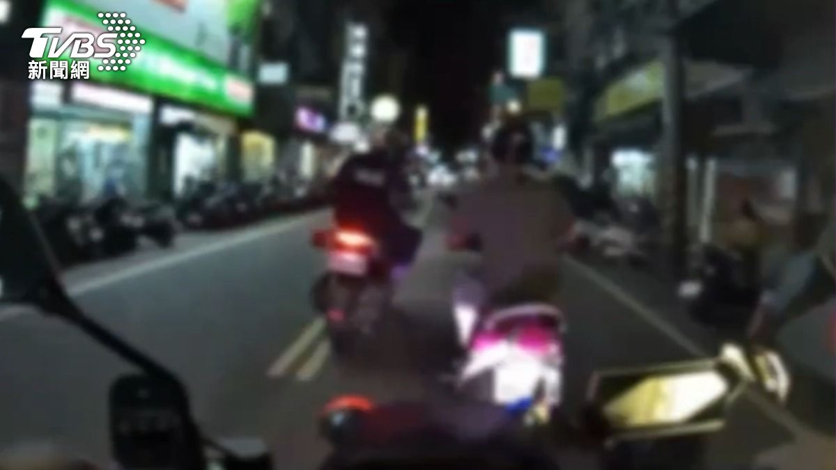 沒扣安全帽露餡，酒駕男逆向、蛇行遭圍捕。（圖／TVBS）