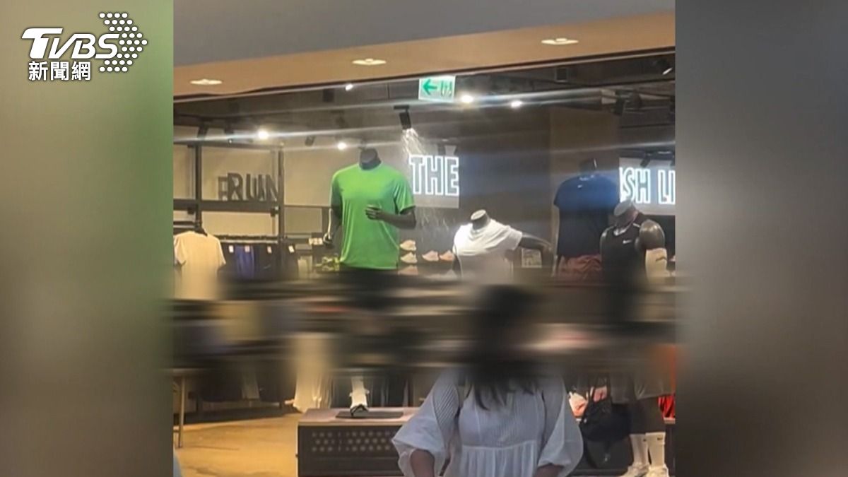 台南一間大型購物中心內突然出現室內下雨的景象，民眾逛街逛到一半，急忙閃避從天花板降下的水流。（圖／翻攝Threads＠blink_wu.yi.han）