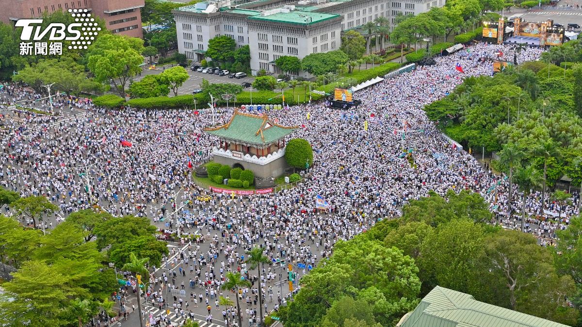 725反毒油遊行現場人潮包圍景福門,主辦單位喊出現場突破20萬人。(圖/TVBS)