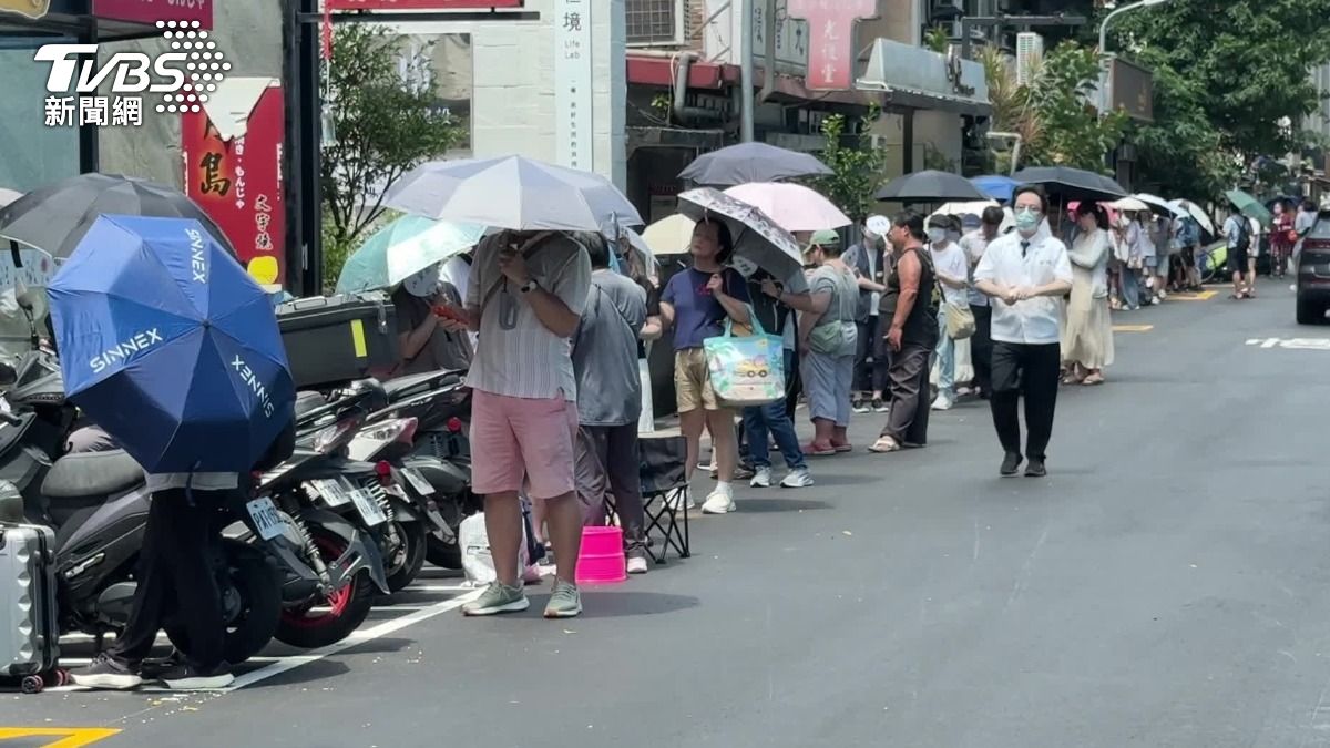 台灣有兩家鰻魚飯專賣店，推買一送一優惠，吸引民眾頂著大太陽排隊。（圖／TVBS）
