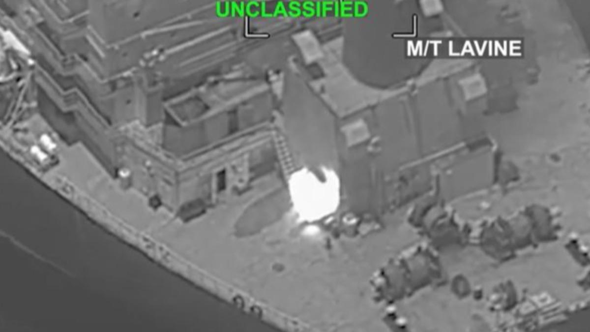 美軍對「拉文號」採取行動，開火使其失去航行能力。（圖／翻攝X@CENTCOM）