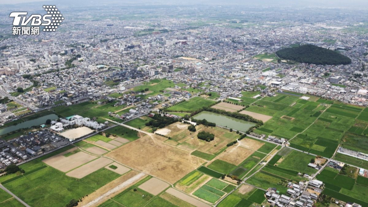 日本奈良縣的飛鳥時代遺址群「飛鳥．藤原宮都」空拍。(圖／達志影像美聯社)