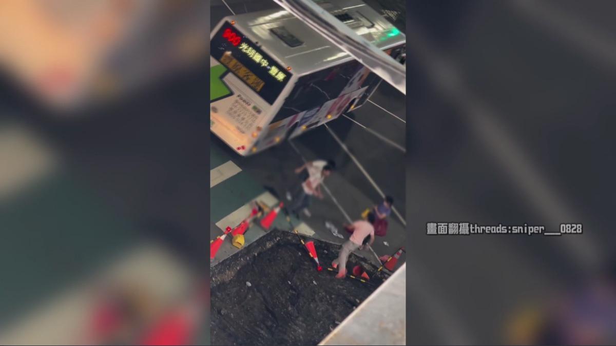 一中商圈街頭混戰！3男馬路上扭打　公車狂按喇叭擋不住。(圖／Threads sniper___0828)