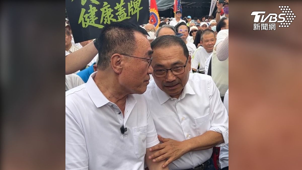 侯友宜與李四川在台下並肩而坐，不時的交頭接耳，互動相當熱絡。（圖／李四川臉書）