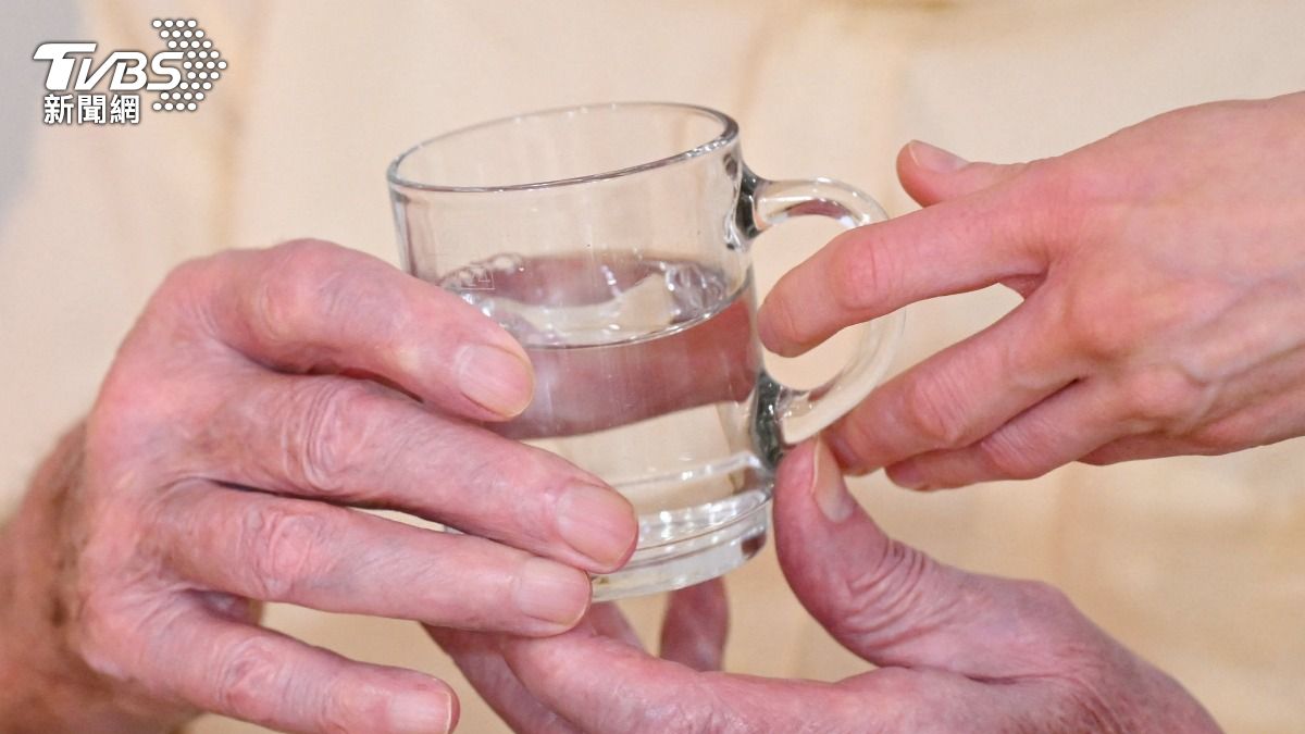 以為能增加飽足感?研究:吃飯配水「越吃越胖」3原因曝