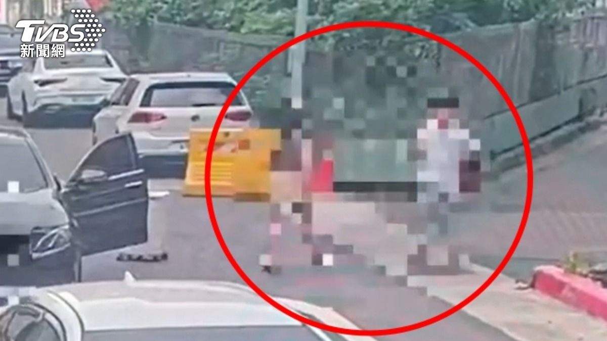 林森北路清晨爆衝突，女子狂揮球棒阻止男人靠近。（圖／TVBS）