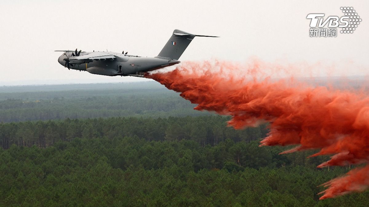 法國野火肆虐，政府緊急出動A400M「擎天神」運輸機協助滅火。（圖／達志影像路透社）