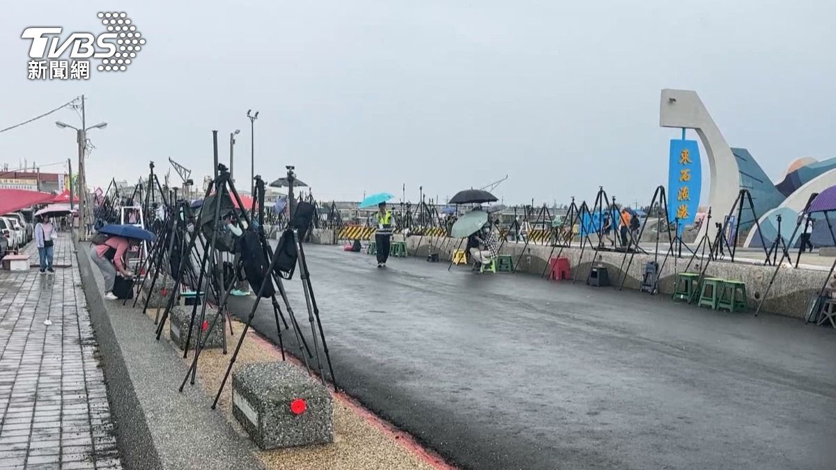 嘉義「東石海之夏」，這週日(7/26)是最後一場，從一大早8點以前就有人先來搶佔海景第一排，整排腳架卡位（圖／TVBS）