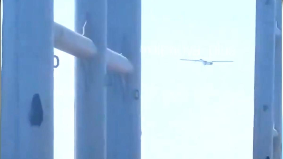 俄羅斯船員用手機拍下烏克蘭無人機，攻擊貨輪駕駛室。(圖／翻攝WarTranslated / X)