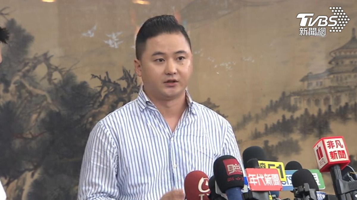 《萊爾校長》團隊推出最新反毒油前導片《油不得你》後,前國民黨新媒體部主任韋淳祐住家,遭刑事局員警敲門。(圖/TVBS)