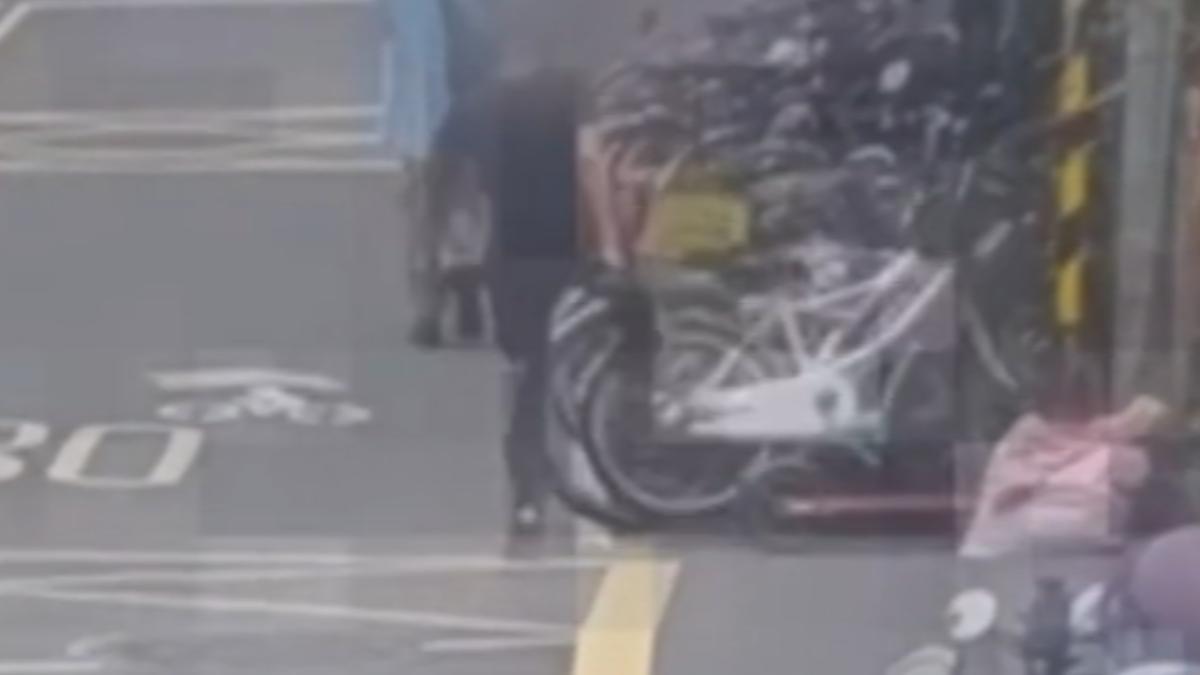 男稱心情差出腳踹單車。(圖/TVBS)
