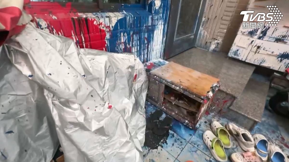 高雄楠梓這名與鄰居結怨的女住戶，拿出今年4月住家遭黑衣人潑漆的影像，除了懷疑有人指使外，也喊冤直言自己才是受害者（圖／TVBS）