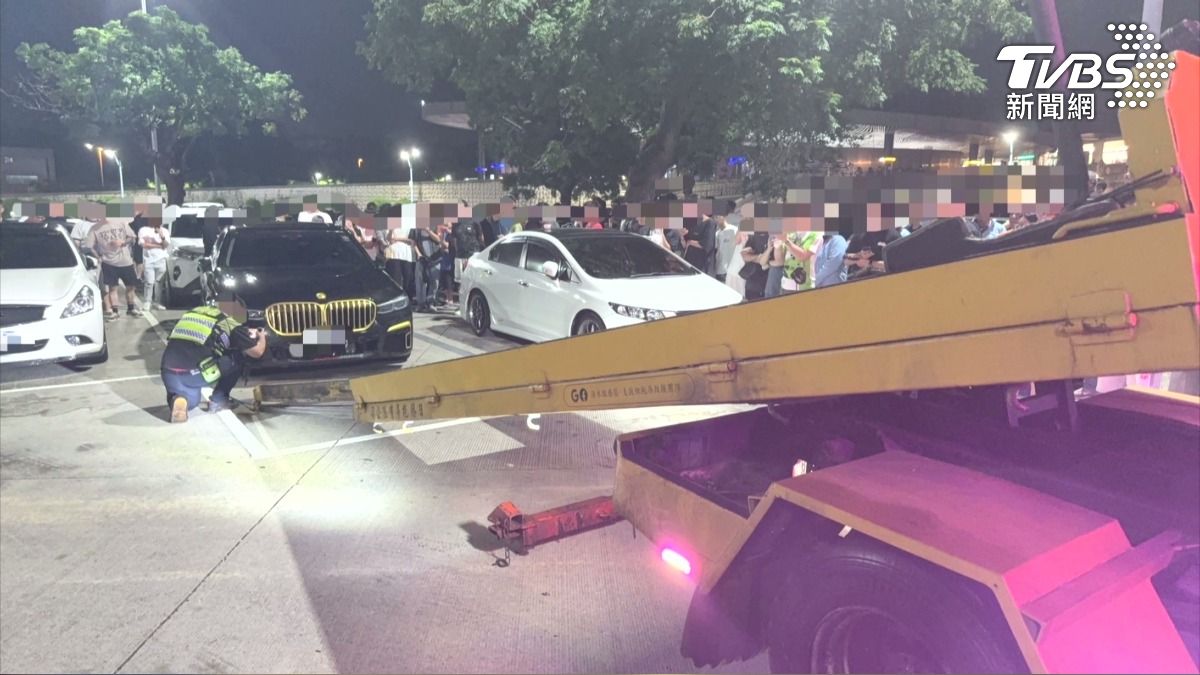 改裝車聚佔清水服務區！鬼月前小聚 大七「掛註銷車牌」秒被拖吊。(圖／TVBS) 
