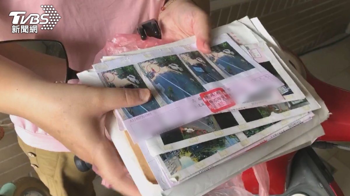 高雄楠梓住戶頻繁被檢舉,從家門口出發沒打方向燈就收到罰單,住戶們控訴是鄰居刻意檢舉,提出行政訴訟,法官罕見認定,裁定撤銷罰單(圖/TVBS)