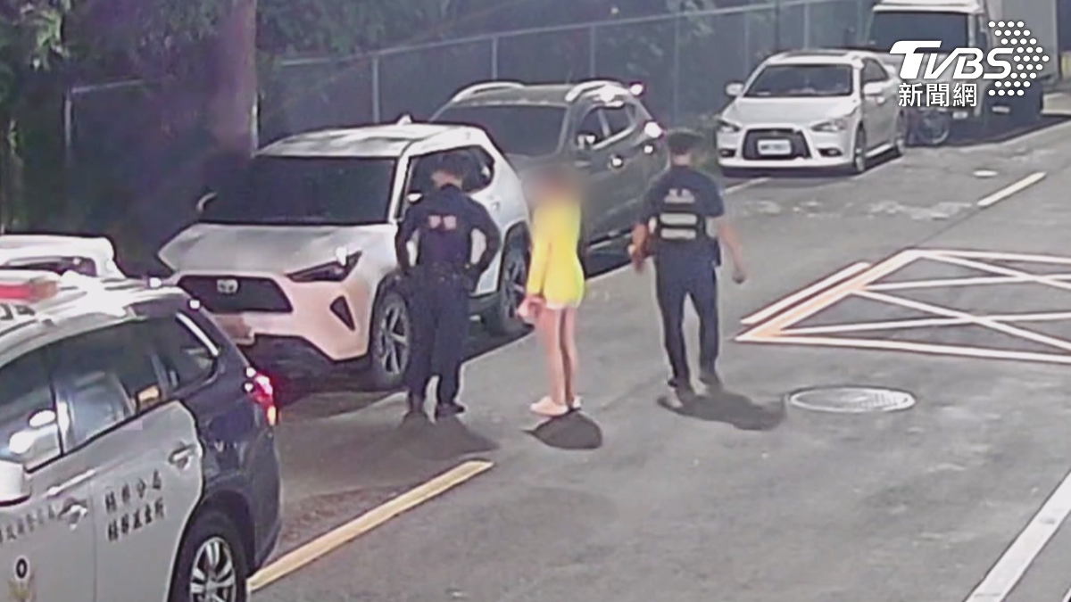 女鄰居身穿黃色上衣短褲,走到汽車前後拍攝車牌,或將腳踏車牽到車前佔位,三不五時就請警察前來開單(圖/TVBS)