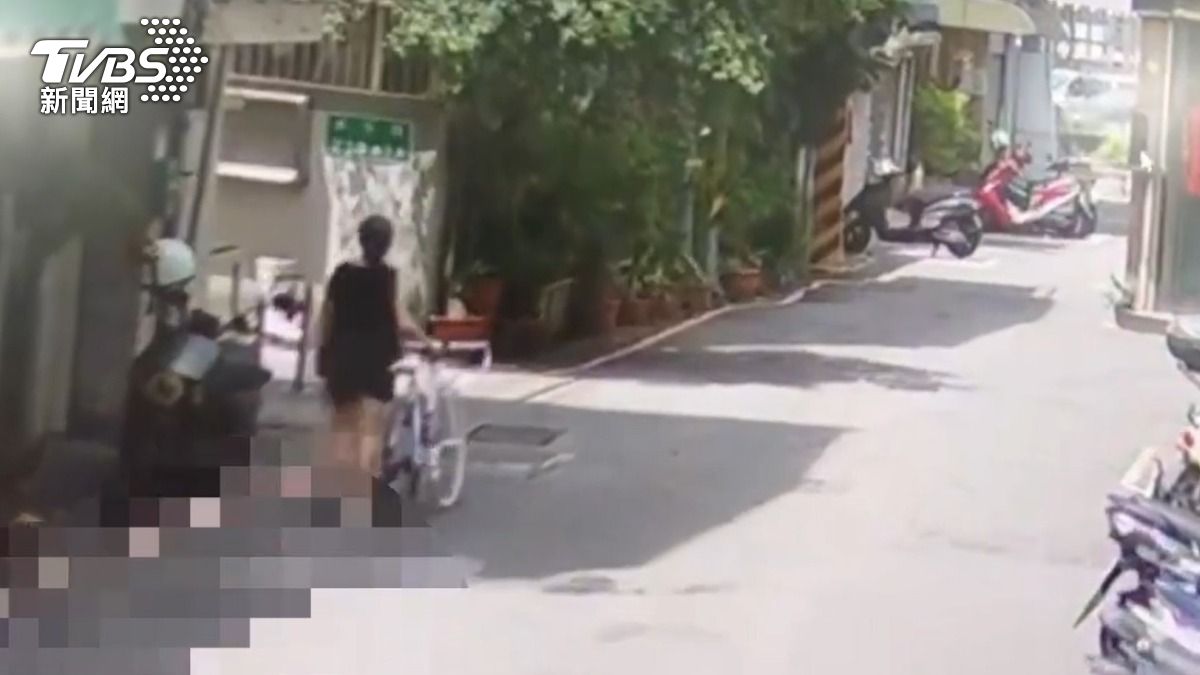 高中生停在學校附近的腳踏車遭鴛鴦大盜偷走。（圖／TVBS）