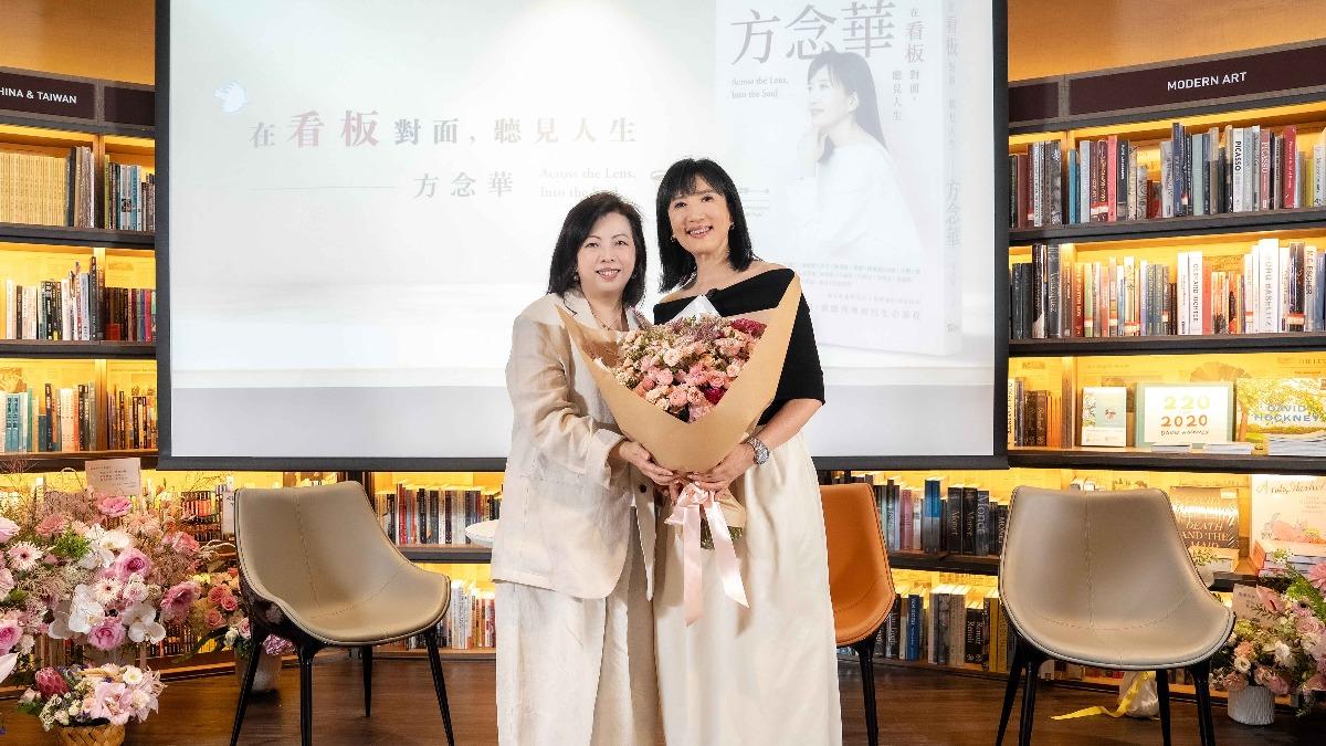 方念華舉辦新書發表會，TVBS總經理劉文硯獻花祝福。（圖／TVBS）