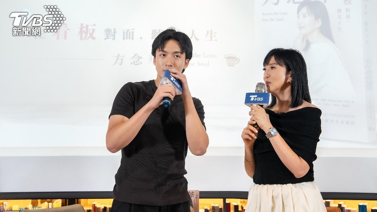 方念華的小兒子驚喜現身《在看板對面,聽見人生──方念華》新書發表會。(圖/TVBS)