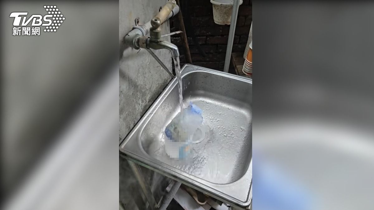 情急之中把冒煙的「漂粉」拿到流理台用水沖，企圖澆滅，設計師分享，建議使用滅火器。（圖／張杰煬提供）