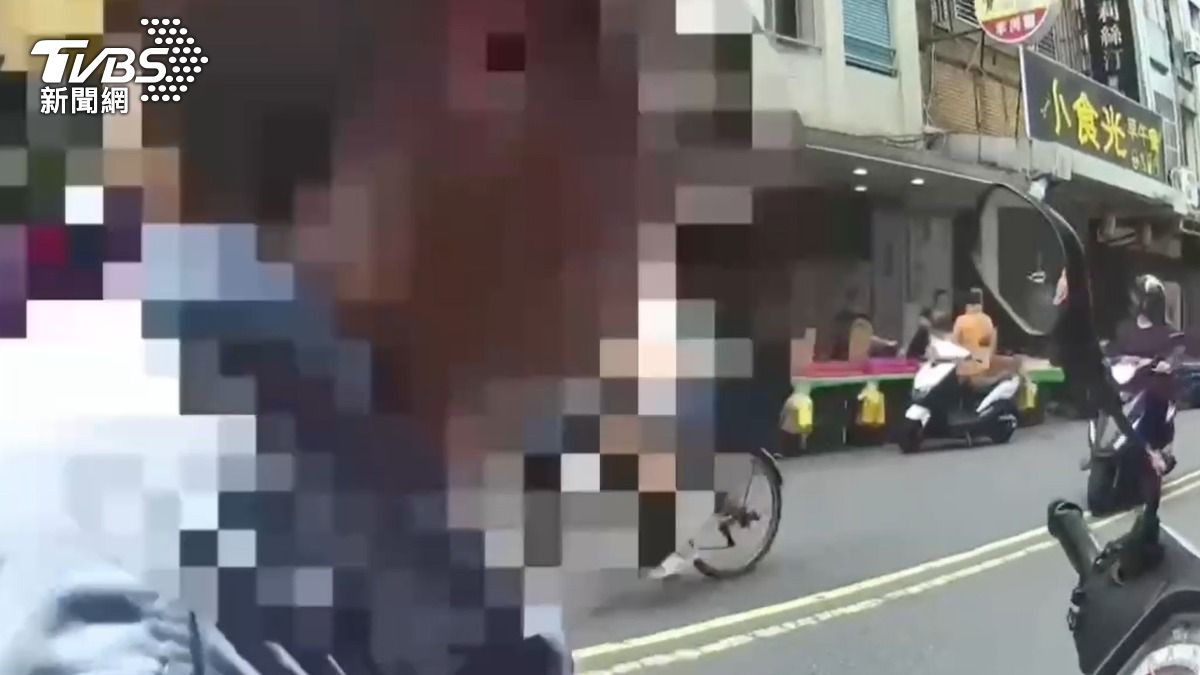 女子跟警方爆發拉扯。(圖/TVBS)