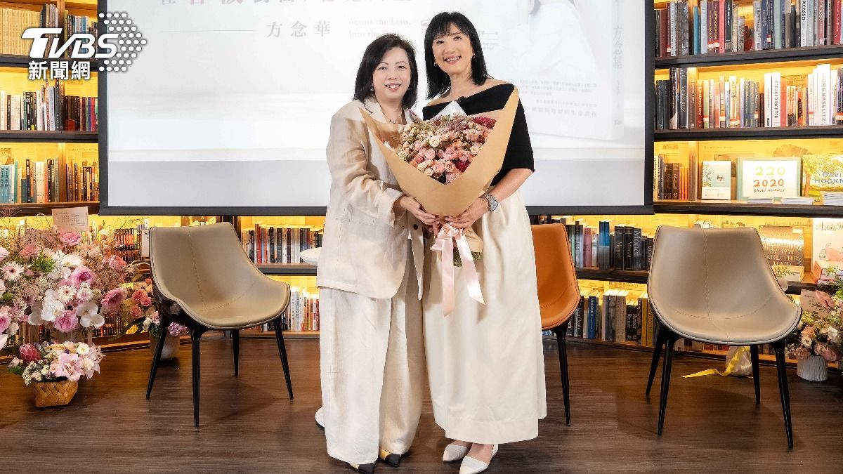 今(26)日於松菸誠品舉辦《在看板對面,聽見人生──方念華》新書發表會,左為TVBS總經理劉文硯。(圖/TVBS)